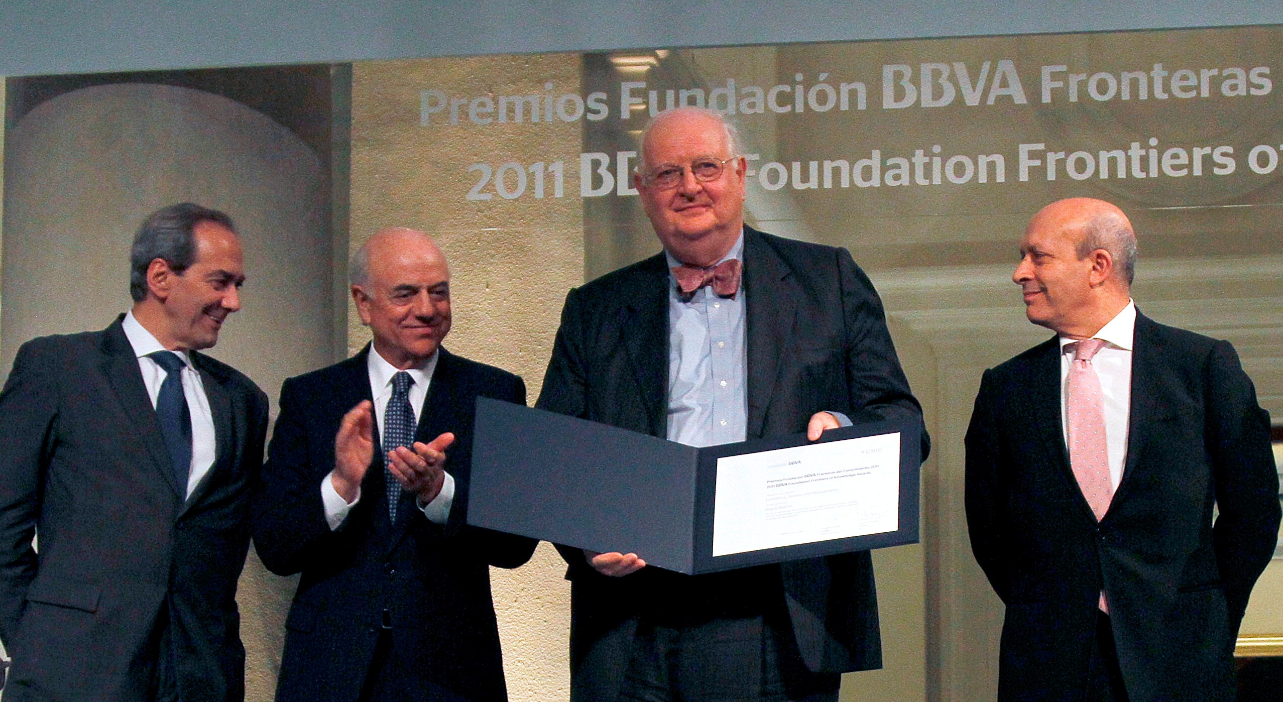 Angus Deton, en la ceremonia de entrega de los Premios Fronteras del Conocimiento 2014, junto a Francisco González, José Ignacio Wert y José Manuel González Páramo.
