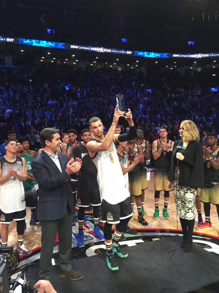 Carlos Torres Vila entrega el MVP del BBVA Rising Star 2016 a Zach LaVine Fotografía: Carlos Torres Vila entrega el MVP del BBVA Rising Star 2016 a Zach LaVine