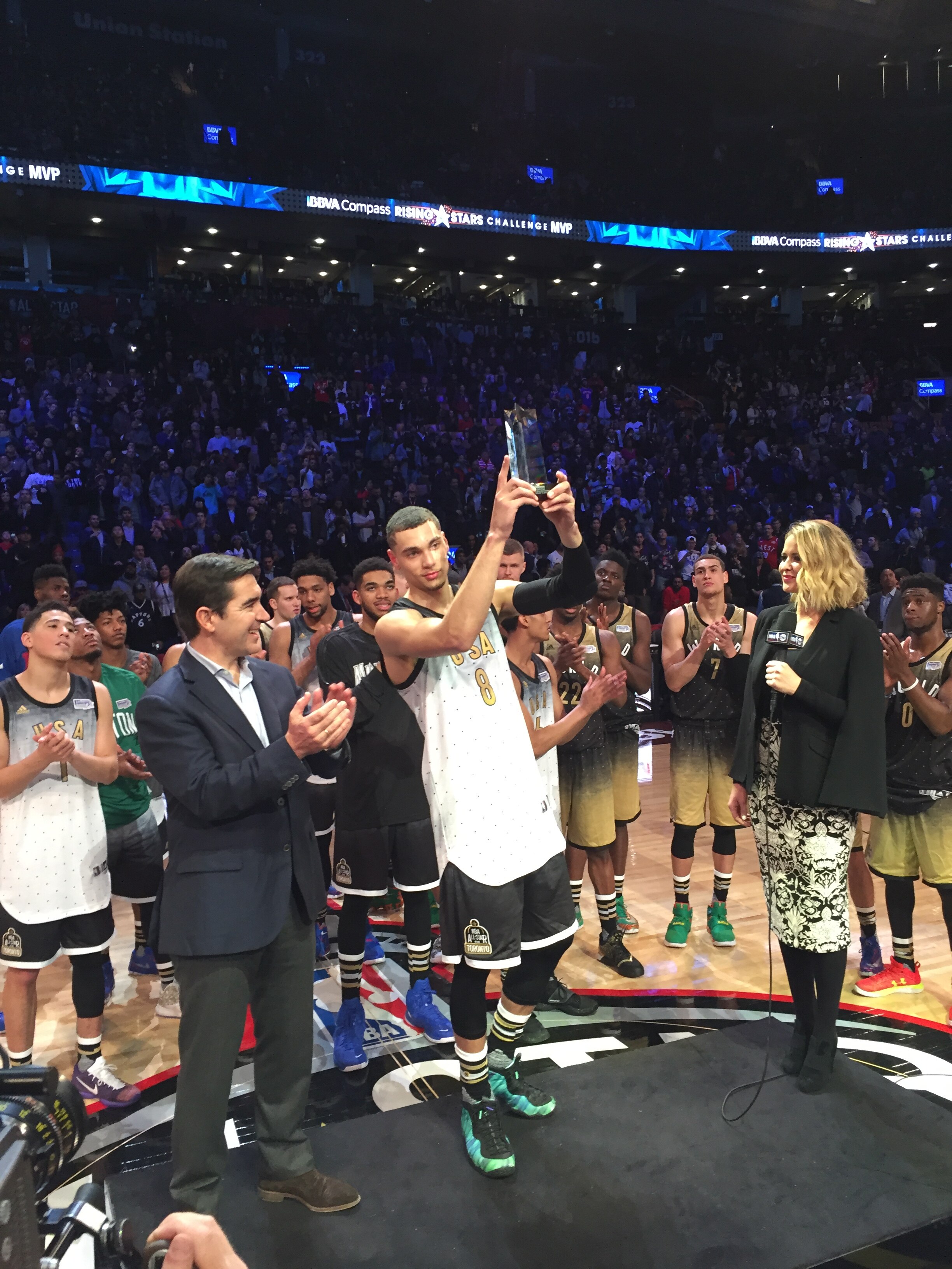Carlos Torres Vila entrega el MVP del BBVA Rising Star 2016 a Zach LaVine Fotografía: Carlos Torres Vila entrega el MVP del BBVA Rising Star 2016 a Zach LaVine