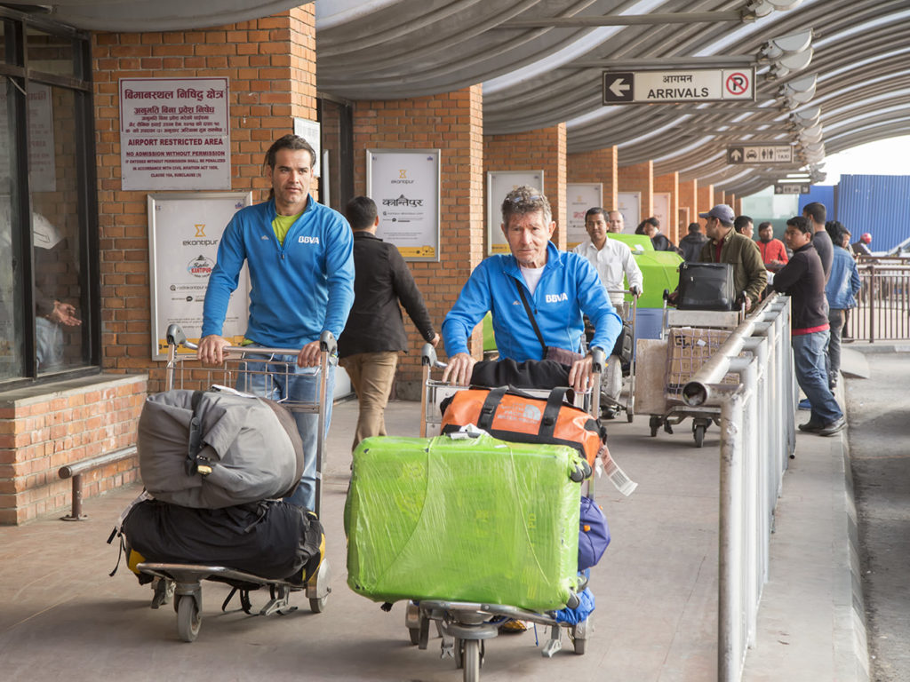 Carlos Soria y la Expedición BBVA a su llegada al aeropuerto de Katmandú Carlos Soria y la Expedición BBVA a su llegada al aeropuerto de Katmandú