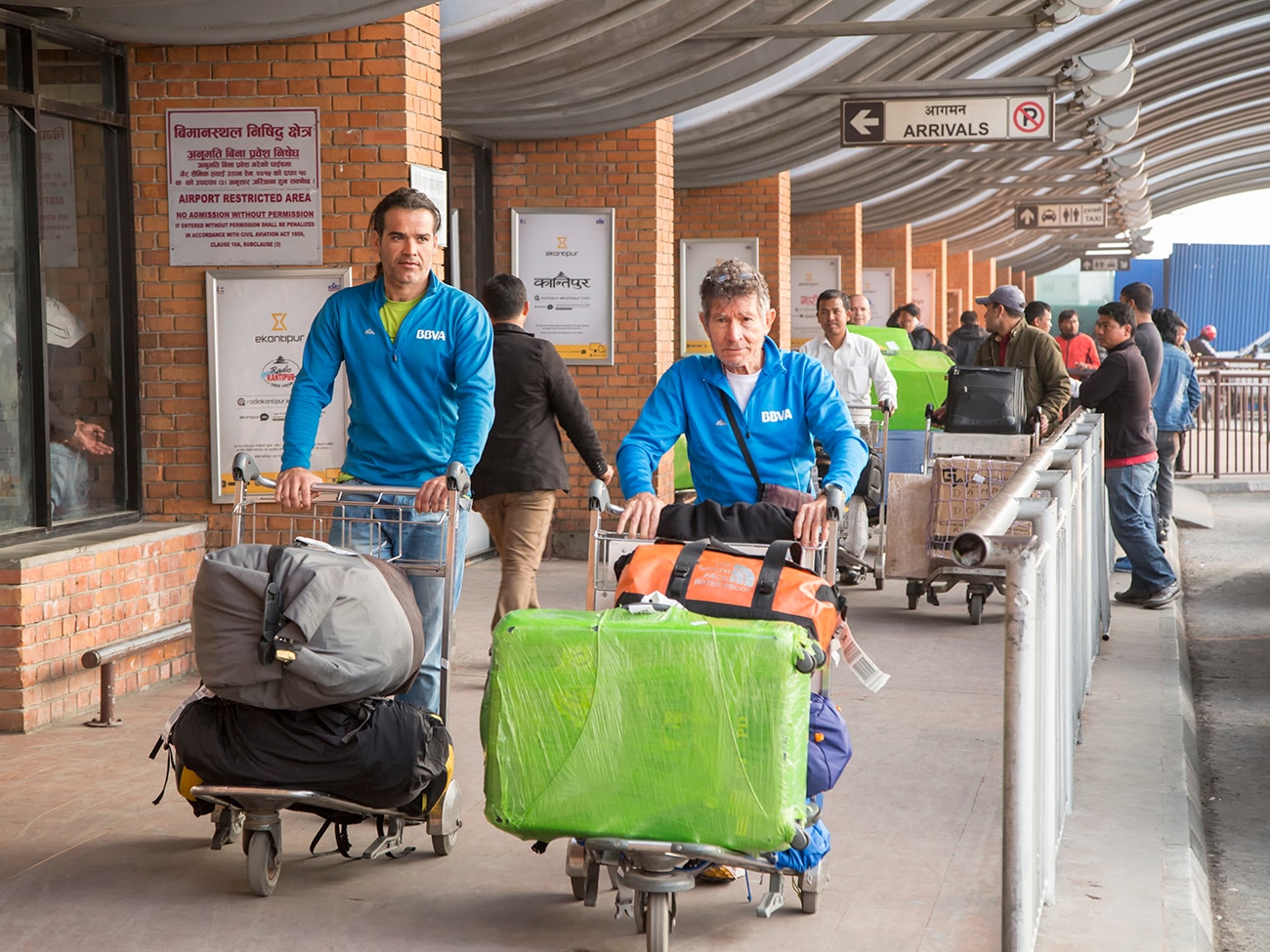 Carlos Soria y la Expedición BBVA a su llegada al aeropuerto de Katmandú