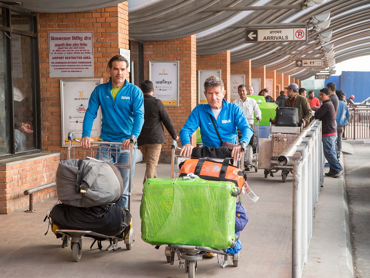 Carlos Soria y la Expedición BBVA a su llegada al aeropuerto de Katmandú Carlos Soria y la Expedición BBVA a su llegada al aeropuerto de Katmandú