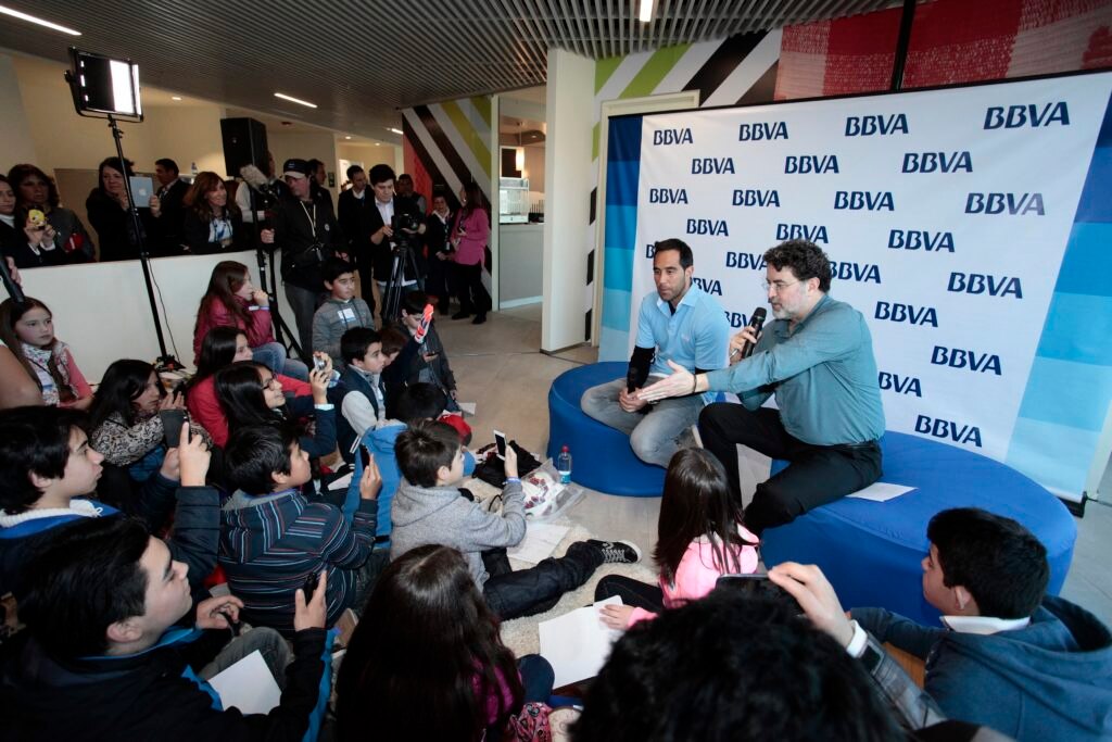 Claduio Bravo, durante su encuentro con los más pequeños BBVA Fotografía de Claduio Bravo, durante su encuentro con los más pequeños