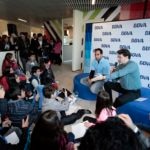 Fotografía de Claduio Bravo, durante su encuentro con los más pequeños