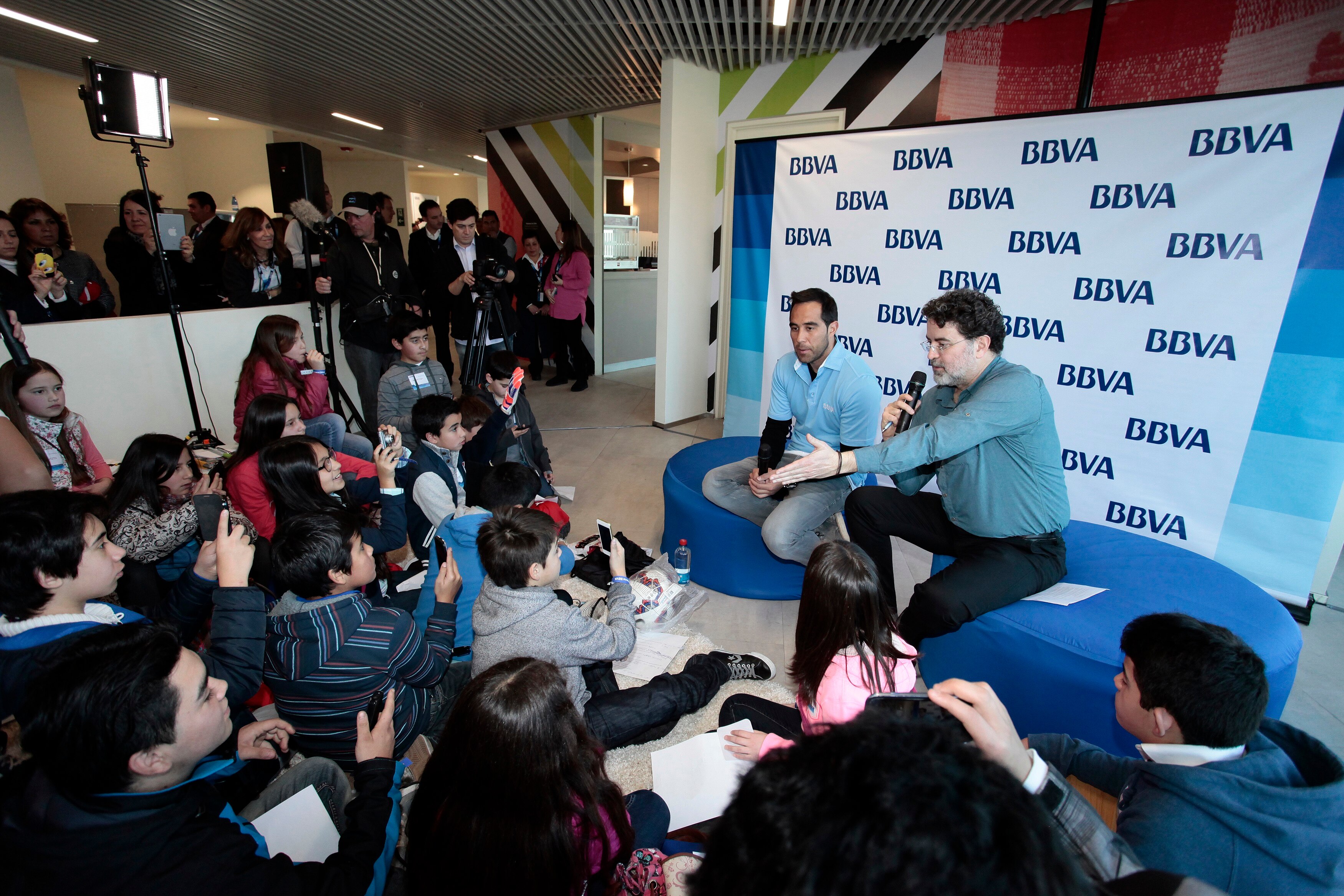 Claduio Bravo, durante su encuentro con los más pequeños BBVA Fotografía de Claduio Bravo, durante su encuentro con los más pequeños