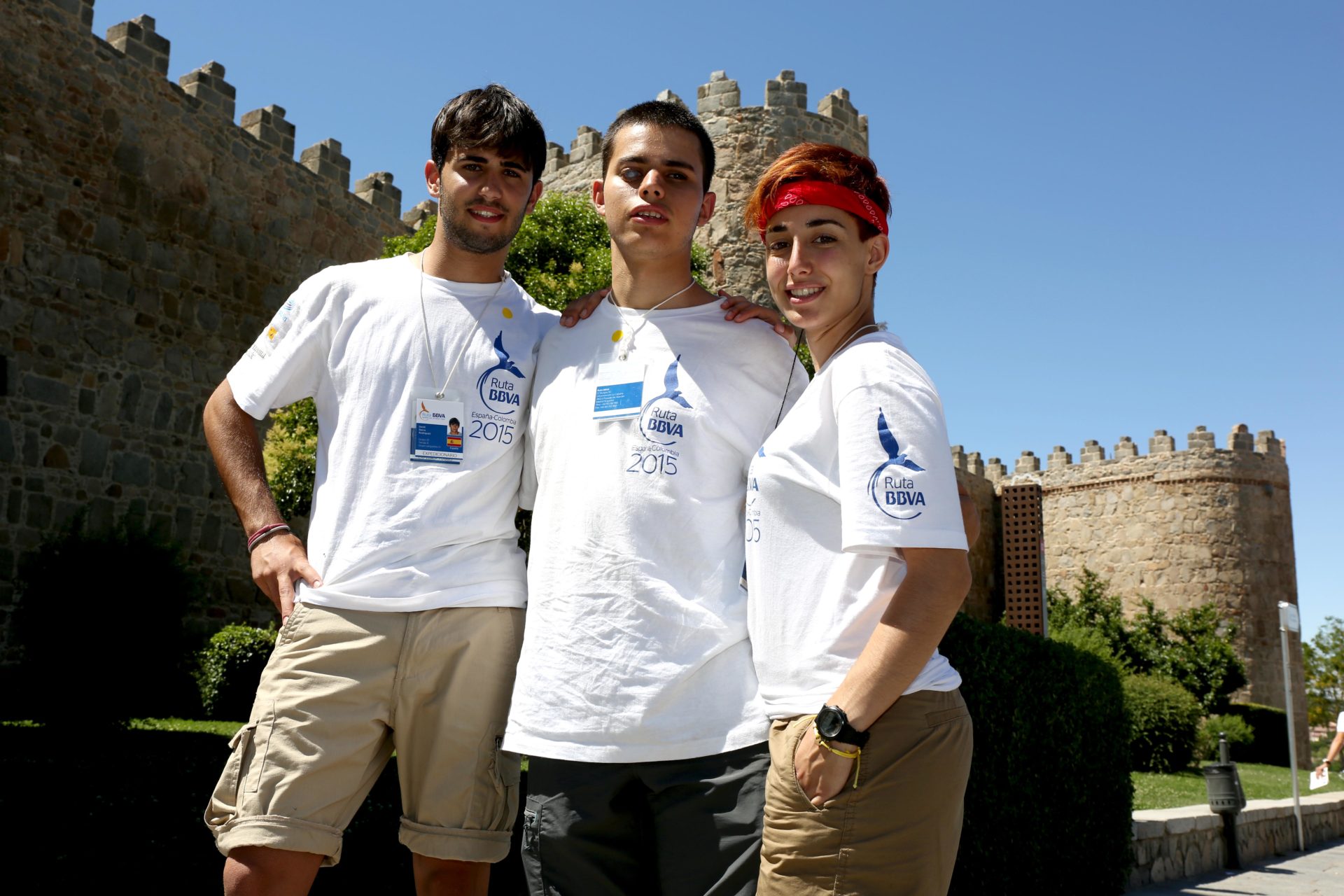 Fotografía: David, Adrián y Sara de Ruta BBVA 2015 delante de la muralla de Ávila