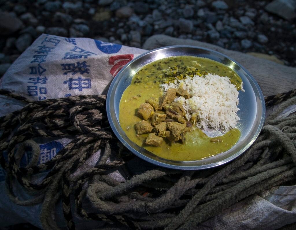 Plato de Dalbhat, típico de Nepal y una receta común en las expediciones de Carlos Soria, embajador de BBVA Fotografía de un plato de Dalbhat, típico de Nepal