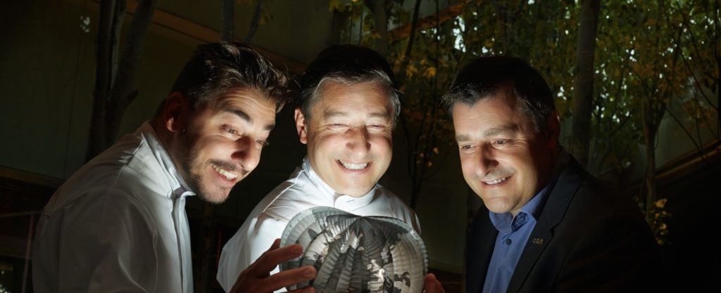 Los hermanos Roca con un globomundo luminoso Fotografía de los hermanos Roca con un globomundo luminoso