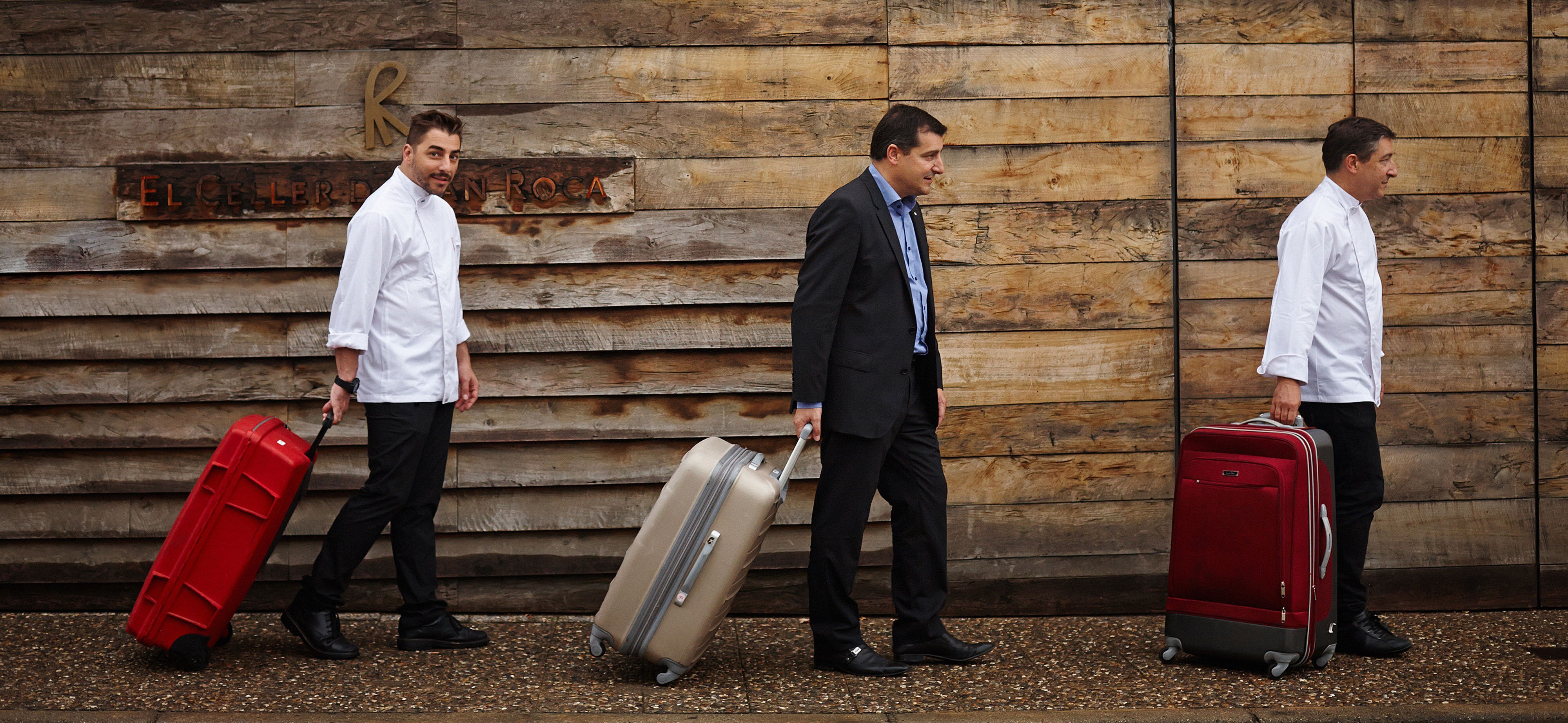 Fotografía de los hermanos Roca con maletas Gira BBVA- El Celler de Can Roca