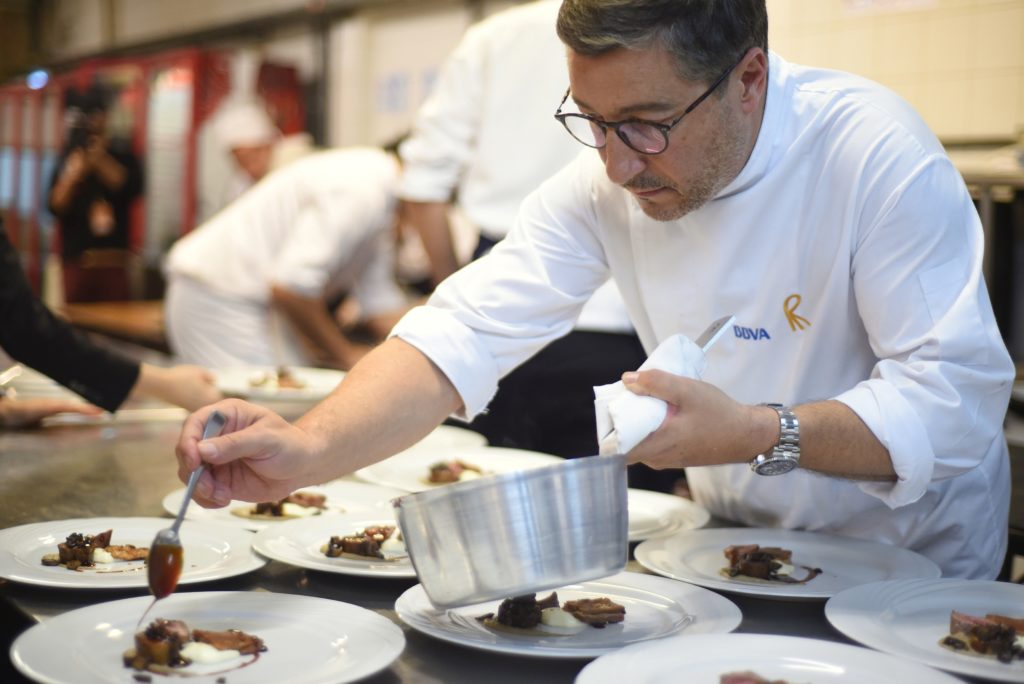 Joan Roca en la cocina durante la Gira BBVA- El Celler de Can Roca 2015 Fotografía de Joan Roca en la cocina durante la Gira BBVA- El Celler de Can Roca 2015