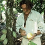 Fotografía: Expedición 1993: Miguel de la Quadra-Salcedo con semillas de cacao (México)