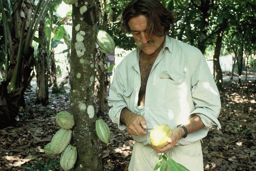 Fotografía: Expedición 1993: Miguel de la Quadra-Salcedo con semillas de cacao (México)
