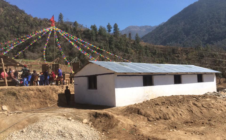 Fotografía: Escuela de Lwasa una vez finalizadas las labores de reconstrucción de Ayuda Directa Himalaya 2