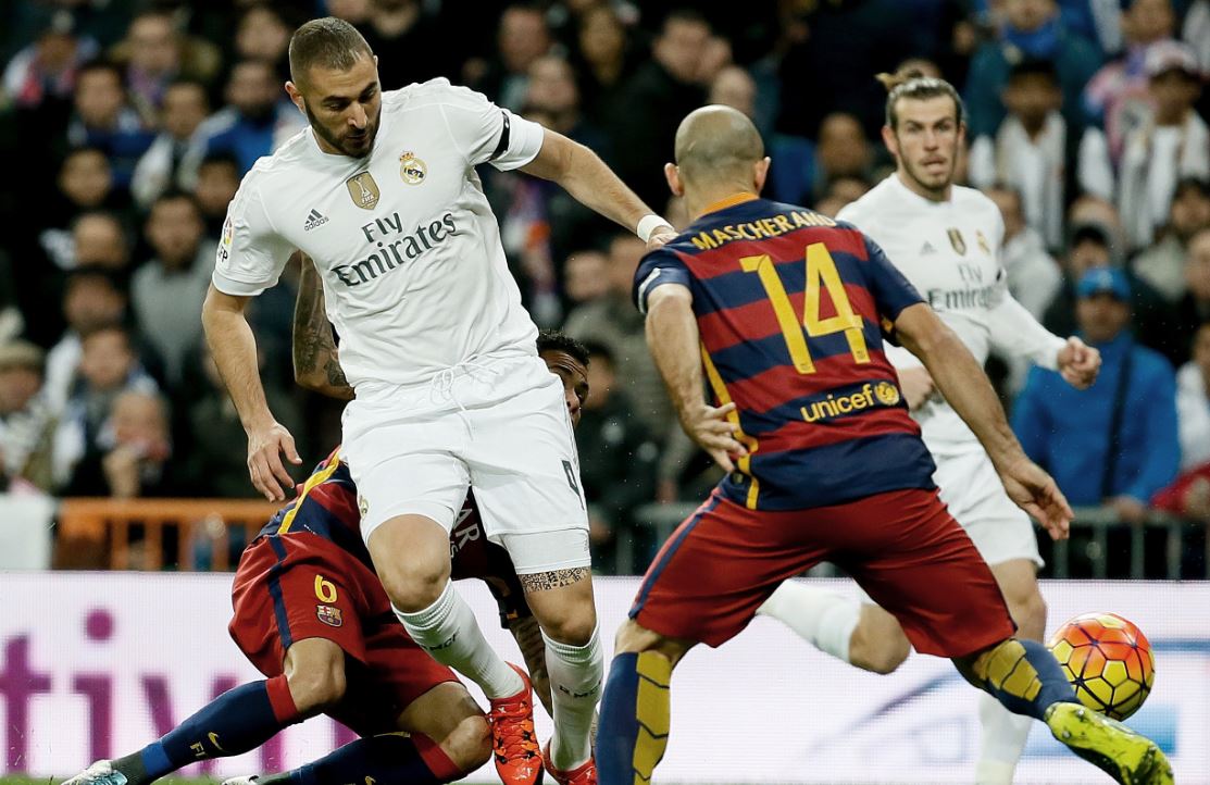 Benzema y Mascherano, durante un Real Madrid vs Barcelona Benzema y Mascherano, durante un Real Madrid vs Barcelona