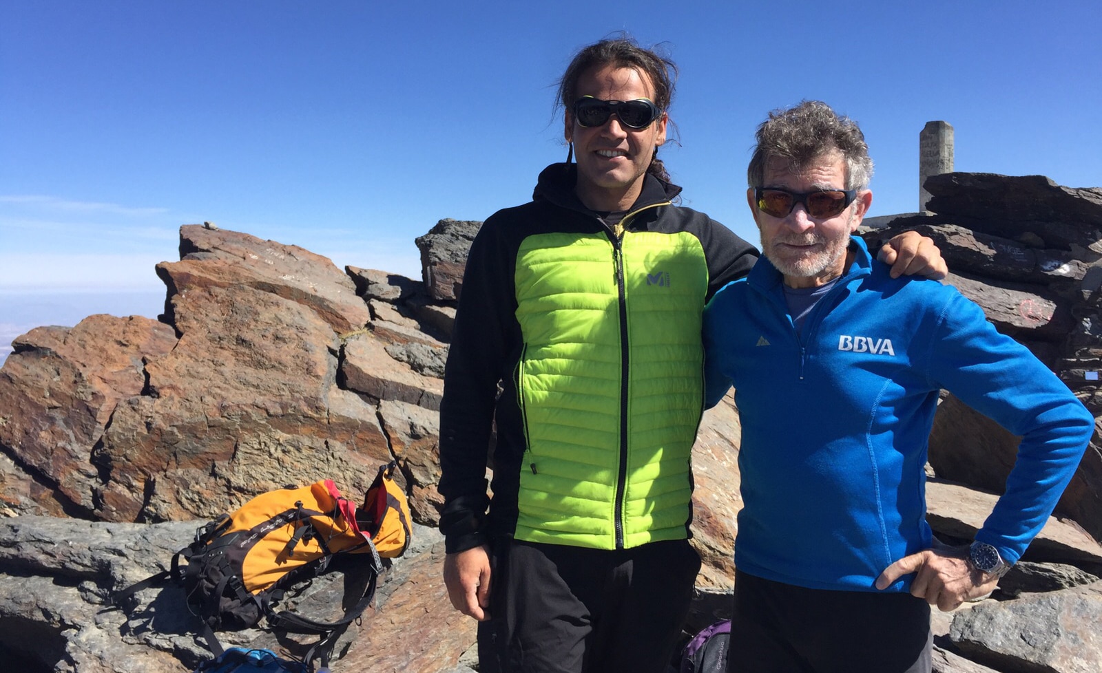 Fotografía: Carlos Soria y Carlos Martínez, médico de la Expedición BBVA, en la cima del Mulhacén (Granada)