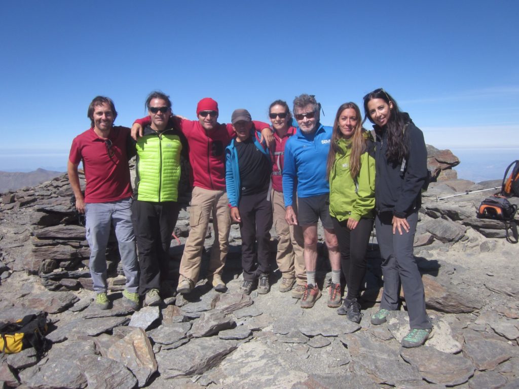 Carlos Soria con un grupo de amigos en la cima del Mulhacén Fotografía: Carlos Soria con un grupo de amigos en la cima del Mulhacén