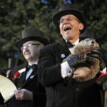 EE.UU. METEOROLOGÍA TRADICIONES:DMX07 PUNXSUTAWNEY (EE.UU.), 02/02/2015.- Vista de la tradicional ceremonia en la que la marmota Phil pronostica cuánto durará el invierno, en el pequeño pueblo de Punxsutawney (Pensilvania, Estados Unidos) hoy, lunes 2 de febrero de 2015. La marmota Phil salió hoy de su guarida ante la mirada expectante de miles de curiosos y vio su sombra, lo que implica, según la tradición, que el invierno durará seis semanas más este año en Estados Unidos. Desde 1887, cada 2 de febrero se celebra el 