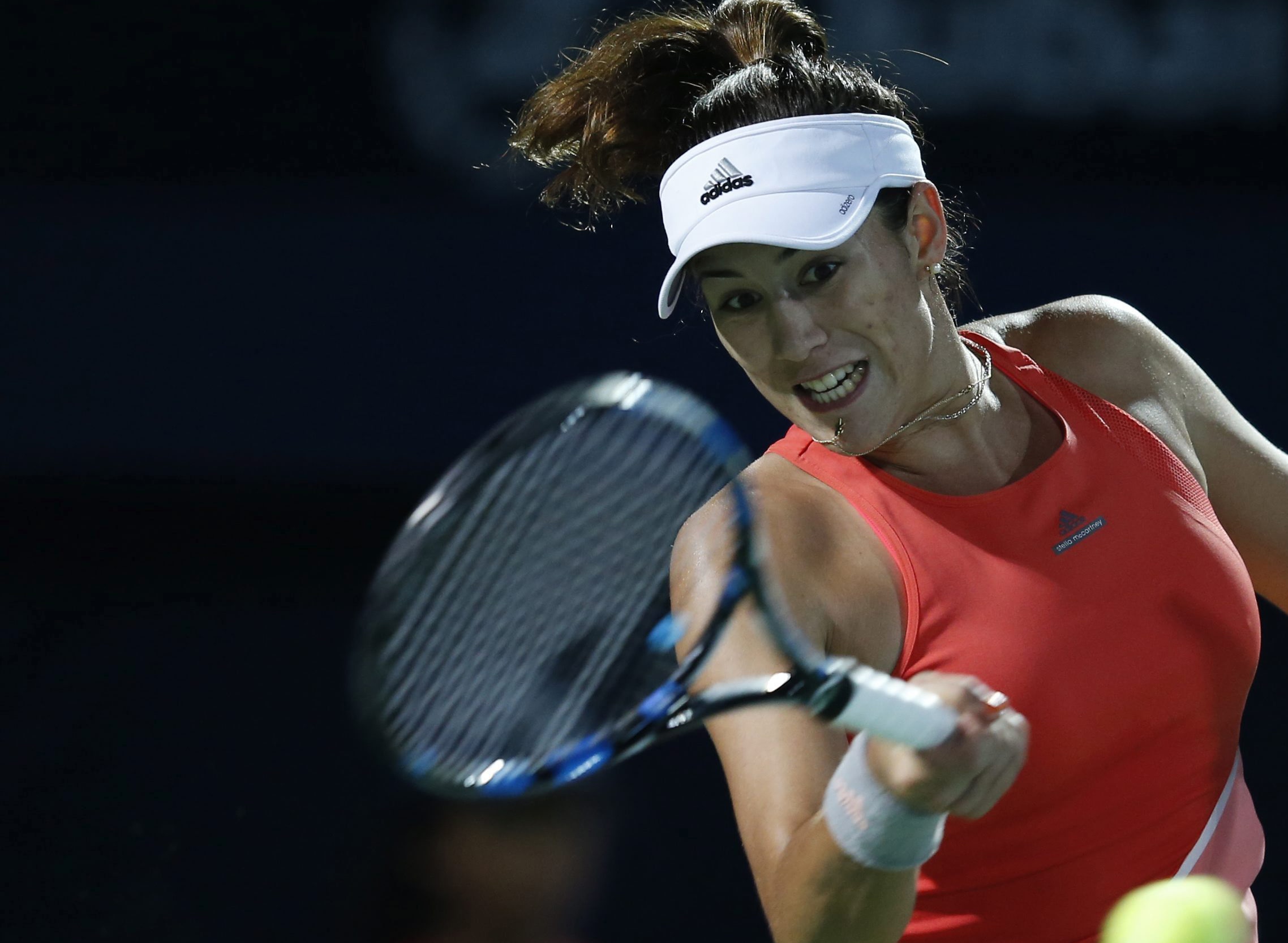 La tenista hispano venezolana Garbiñe Muguruza devuelve la pelota a la ucraniana Elina Svitolina durante el partido de la segunda ronda del torneo de tenis de Dubái (Emiratos Árabes Unidos) EFE/Ali Haider La tenista hispano venezolana Garbiñe Muguruza devuelve la pelota a la ucraniana Elina Svitolina durante el partido de la segunda ronda del torneo de tenis de Dubái (Emiratos Árabes Unidos) EFE/Ali Haider
