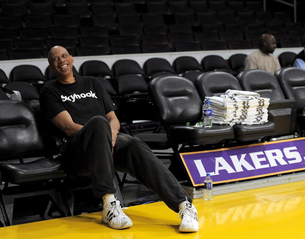 KAREEM EEUU- BALONCESTO/GENTE:PBX07. NUEVA YORK (NY, EEUU), 10/11/09.- Fotografía de archivo fechada el 5 de junio de 2009 que muestra al legendario jugador de la NBA Kareem Abdul-Jabbar mientras observa un entrenamiento de los Lakers en el Staples Center de Los Ángeles, California (EEUU). Abdul-Jabbar se encuentra luchando contra la leucemia, informaron este martes los medios de comunicación, y al parecer su pronóstico es 