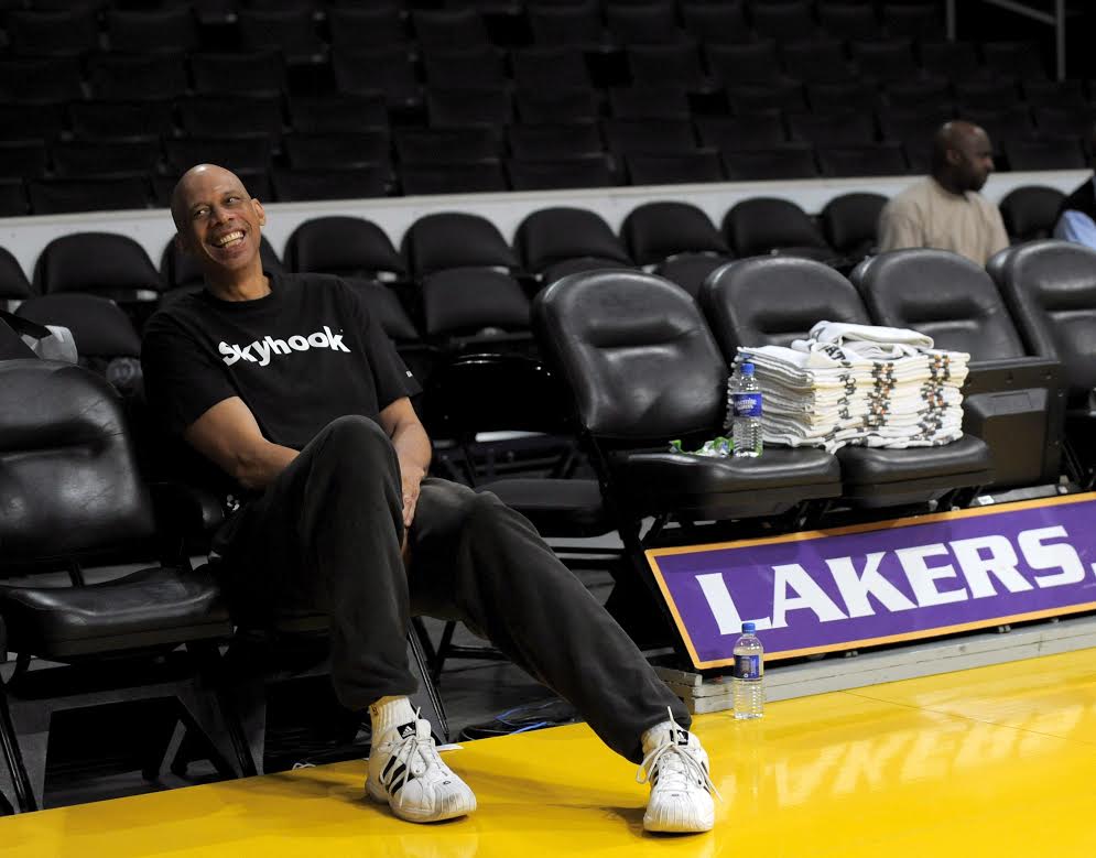KAREEM
EEUU- BALONCESTO/GENTE:PBX07. NUEVA YORK (NY, EEUU), 10/11/09.- Fotografía de archivo fechada el 5 de junio de 2009 que muestra al legendario jugador de la NBA Kareem Abdul-Jabbar mientras observa un entrenamiento de los Lakers en el Staples Center de Los Ángeles, California (EEUU). Abdul-Jabbar se encuentra luchando contra la leucemia, informaron este martes los medios de comunicación, y al parecer su pronóstico es KAREEM EEUU- BALONCESTO/GENTE:PBX07. NUEVA YORK (NY, EEUU), 10/11/09.- Fotografía de archivo fechada el 5 de junio de 2009 que muestra al legendario jugador de la NBA Kareem Abdul-Jabbar mientras observa un entrenamiento de los Lakers en el Staples Center de Los Ángeles, California (EEUU). Abdul-Jabbar se encuentra luchando contra la leucemia, informaron este martes los medios de comunicación, y al parecer su pronóstico es