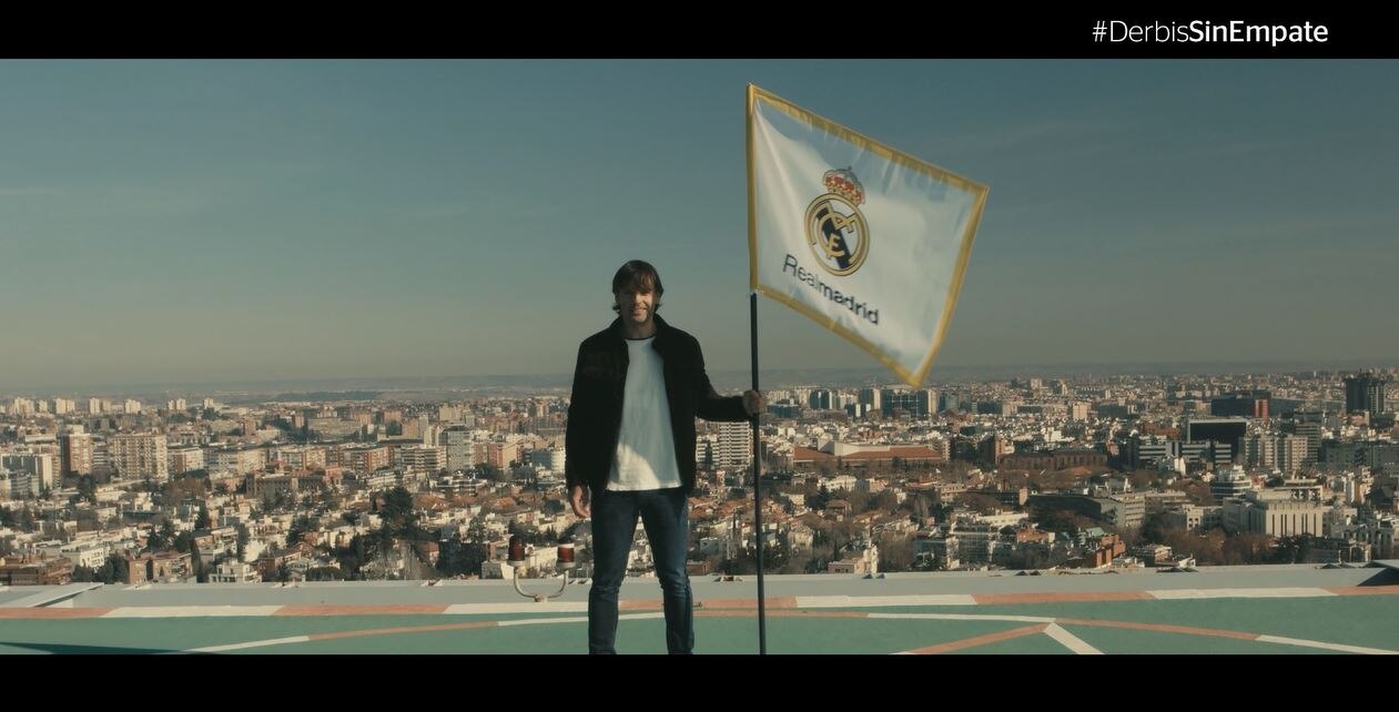 Morientes, con la bandera del Real Madrid en #DerbisSinEmpate