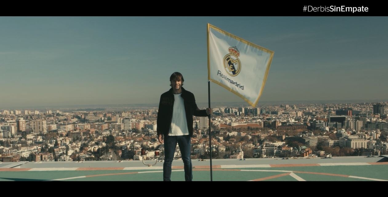 Morientes, con la bandera del Real Madrid en #DerbisSinEmpate Morientes, con la bandera del Real Madrid en #DerbisSinEmpate