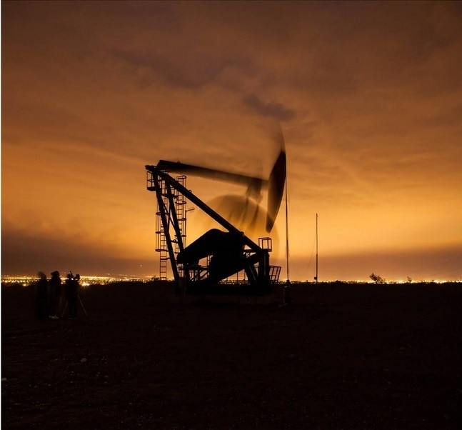 El constante aumento en el precio del petróleo que vivimos durante los últimos 14 años se ha terminado, al menos temporalmente. Las condiciones del mercado han cambiado y desde hace dos años queda demostrado que la demanda no puede absorber la oferta, dando lugar a una caída generalizada de los precios, algo que que hasta la fecha sigue sucediendo. Por lo tanto, ¿el fin de una era ha llegado? ¿Qué opinan nuestros expertos de BBVA Research?