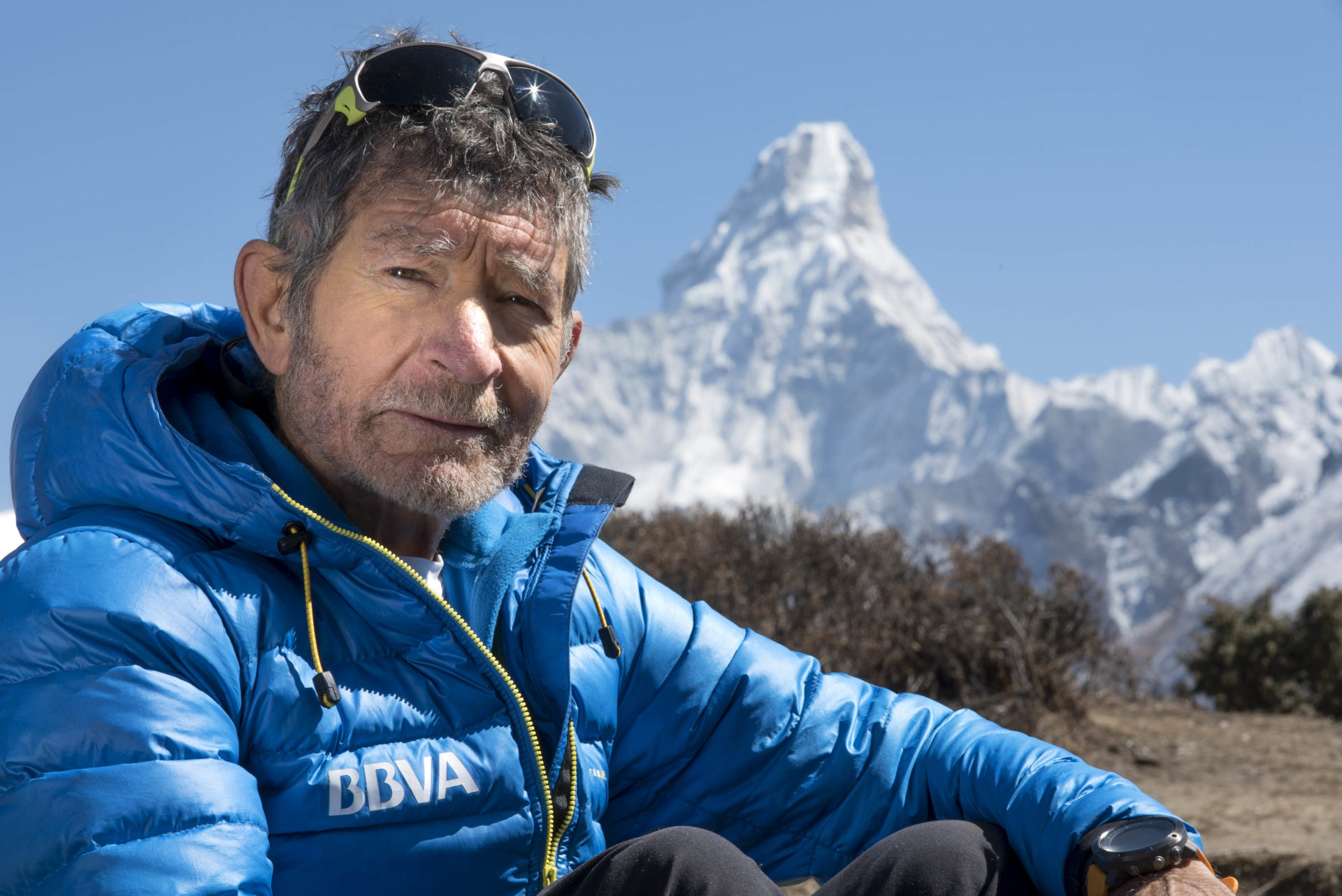 Carlos Soria con el Ama Dablam de fondo