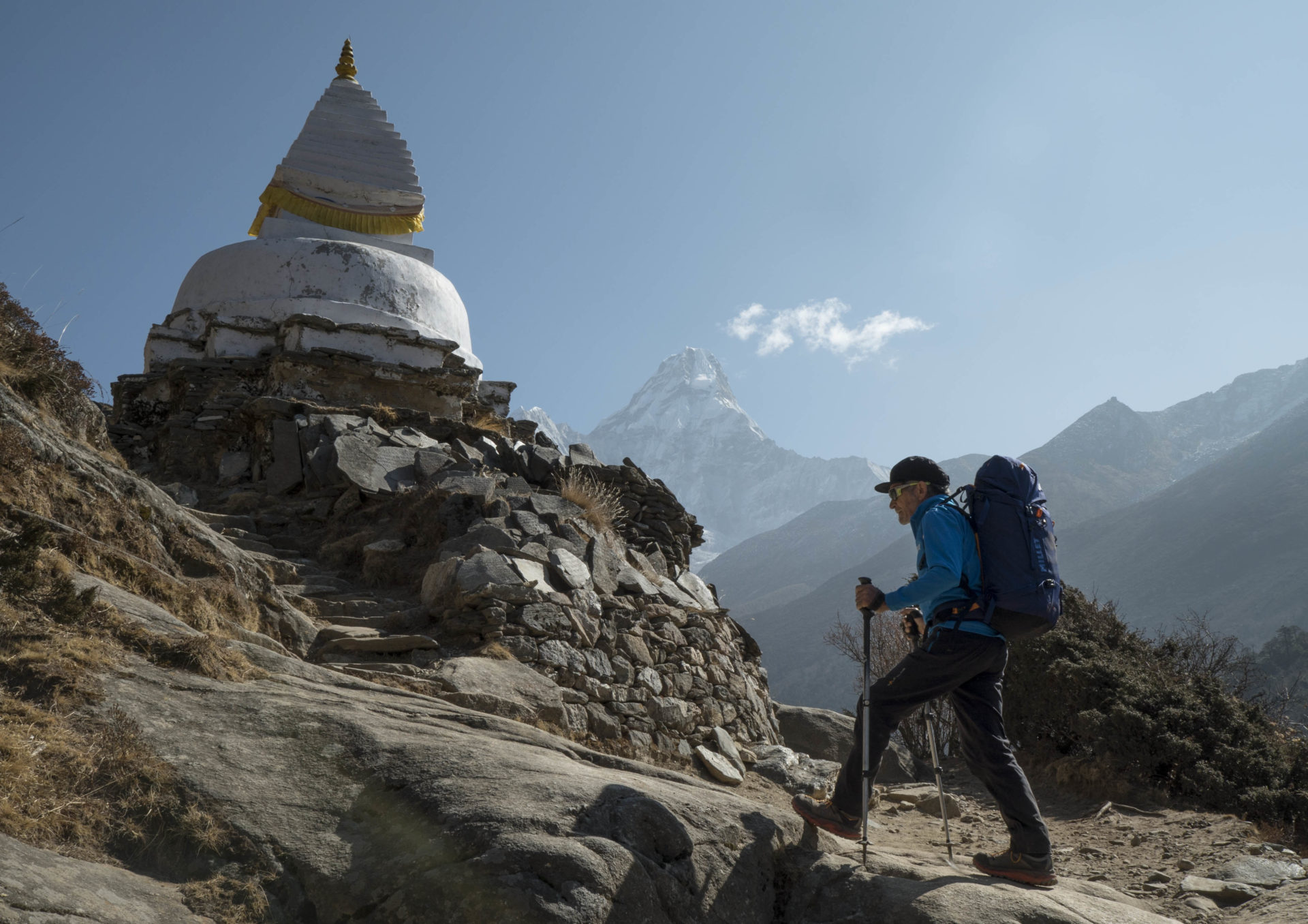 Carlos Soria caminando frente a un chorten