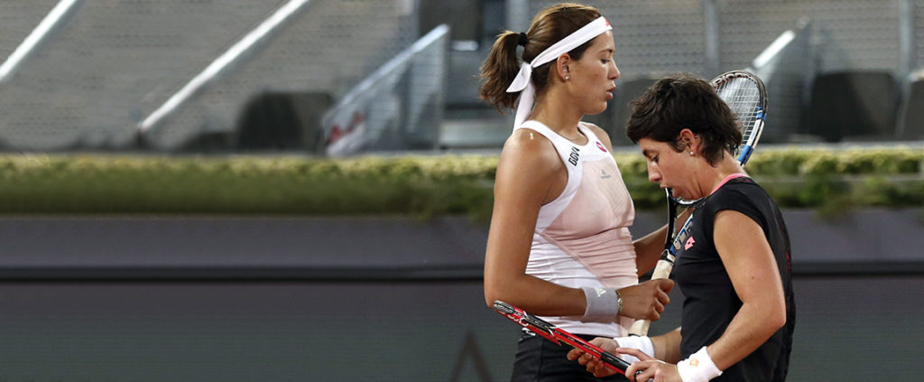Garbiñe y Carla Suárez, durante un partido de dobles