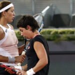 Garbiñe y Carla Suárez, durante un partido de dobles