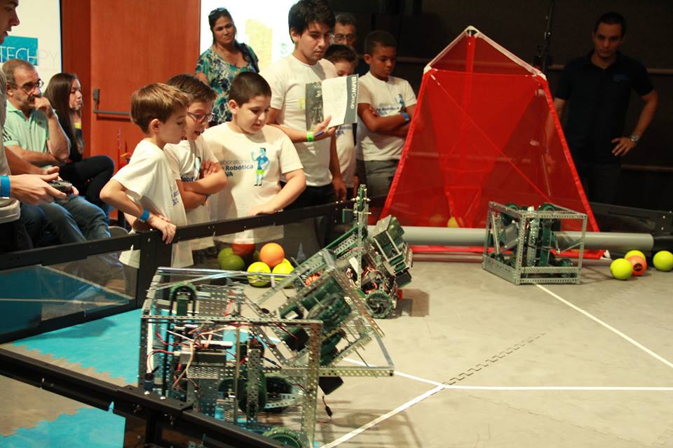 fotografía de festechpy paraguay robots competicion niños electronica