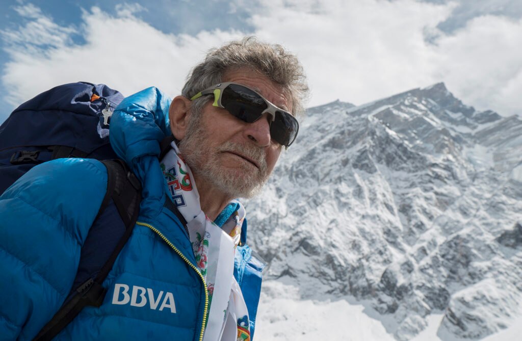 Carlos Soria llega al Campo Base del Annapurna (de fondo) Fotografía de Carlos Soria a su llegada al Campo Base del Annapurna (de fondo)