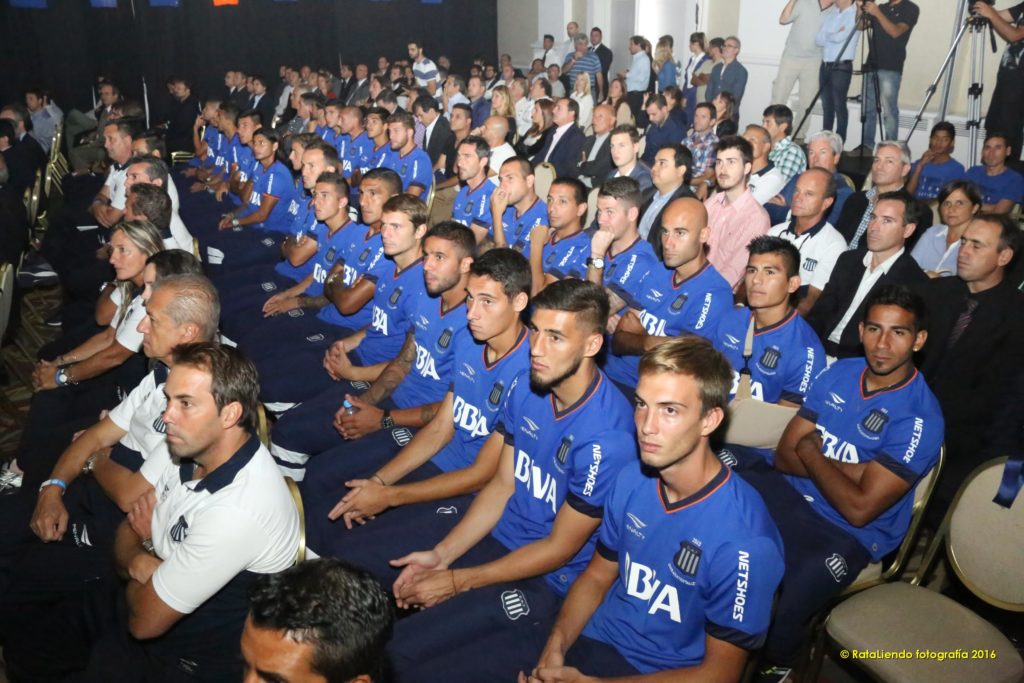 Fotografía presentación tarjeta Talleres - BBVA Francés Fotografía presentación tarjeta Talleres - BBVA Francés