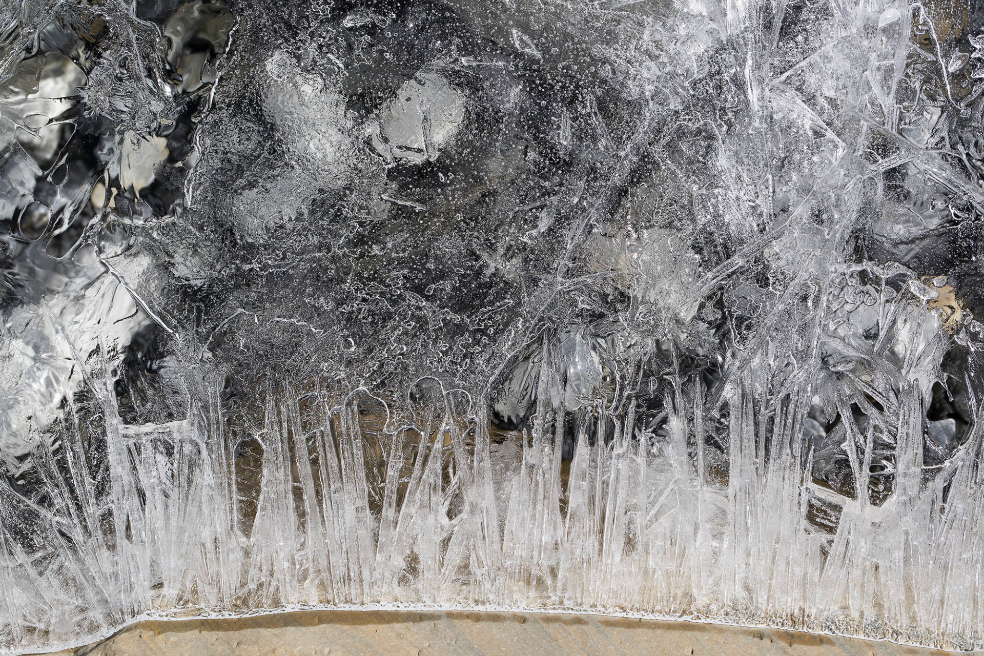 Curiosas formas del agua helada sobre las rocas, antes de que se deshiele y se filtre bajo las rocas 2