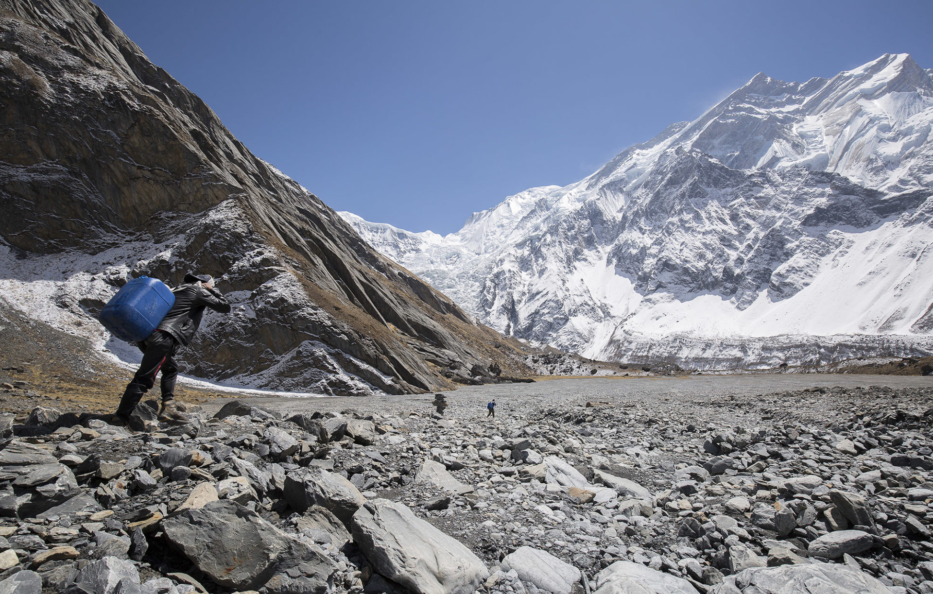 Porteo del agua hasta el Campo Base del Annapurna 1