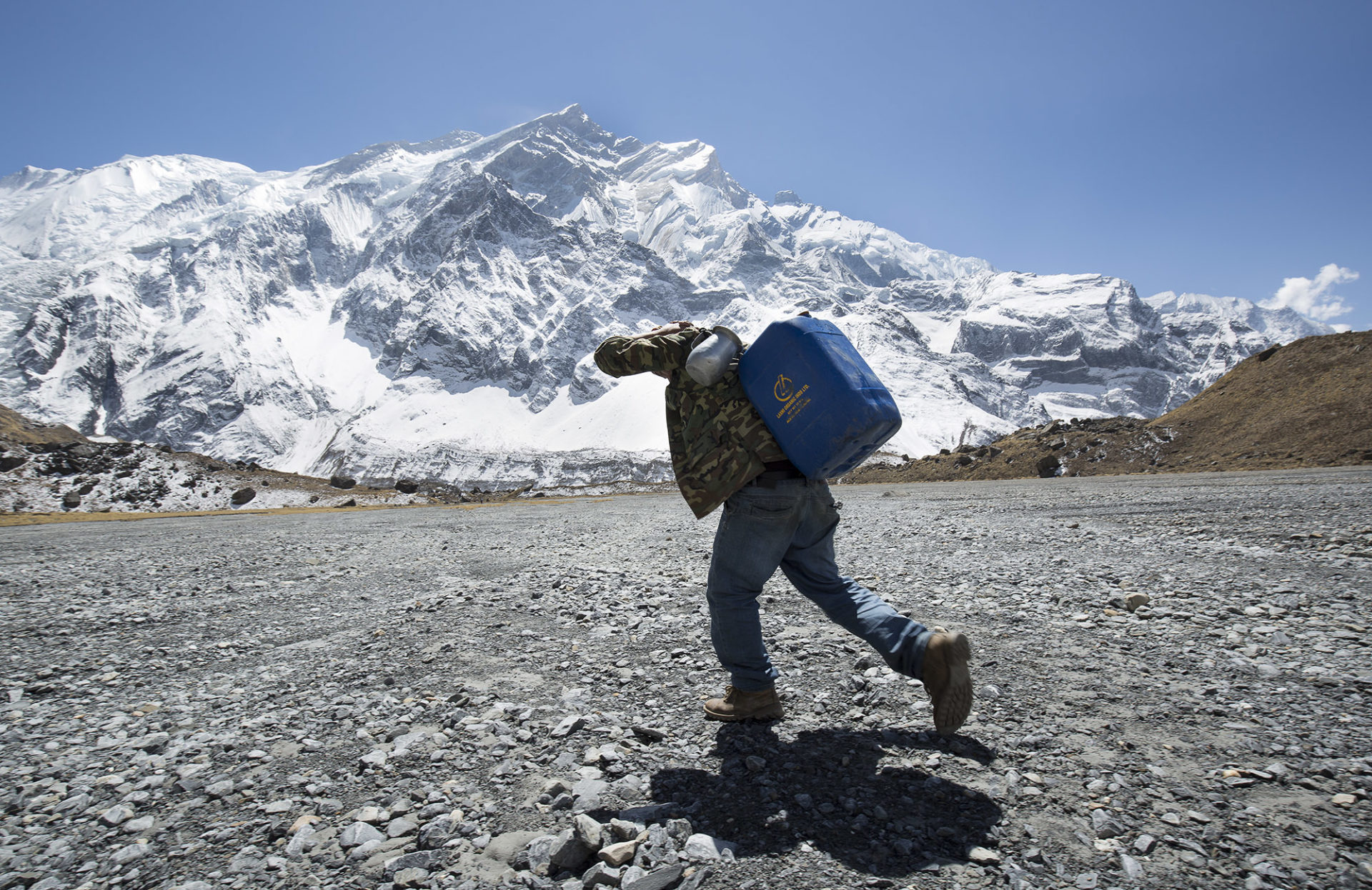 Porteo del agua hasta el Campo Base del Annapurna 2