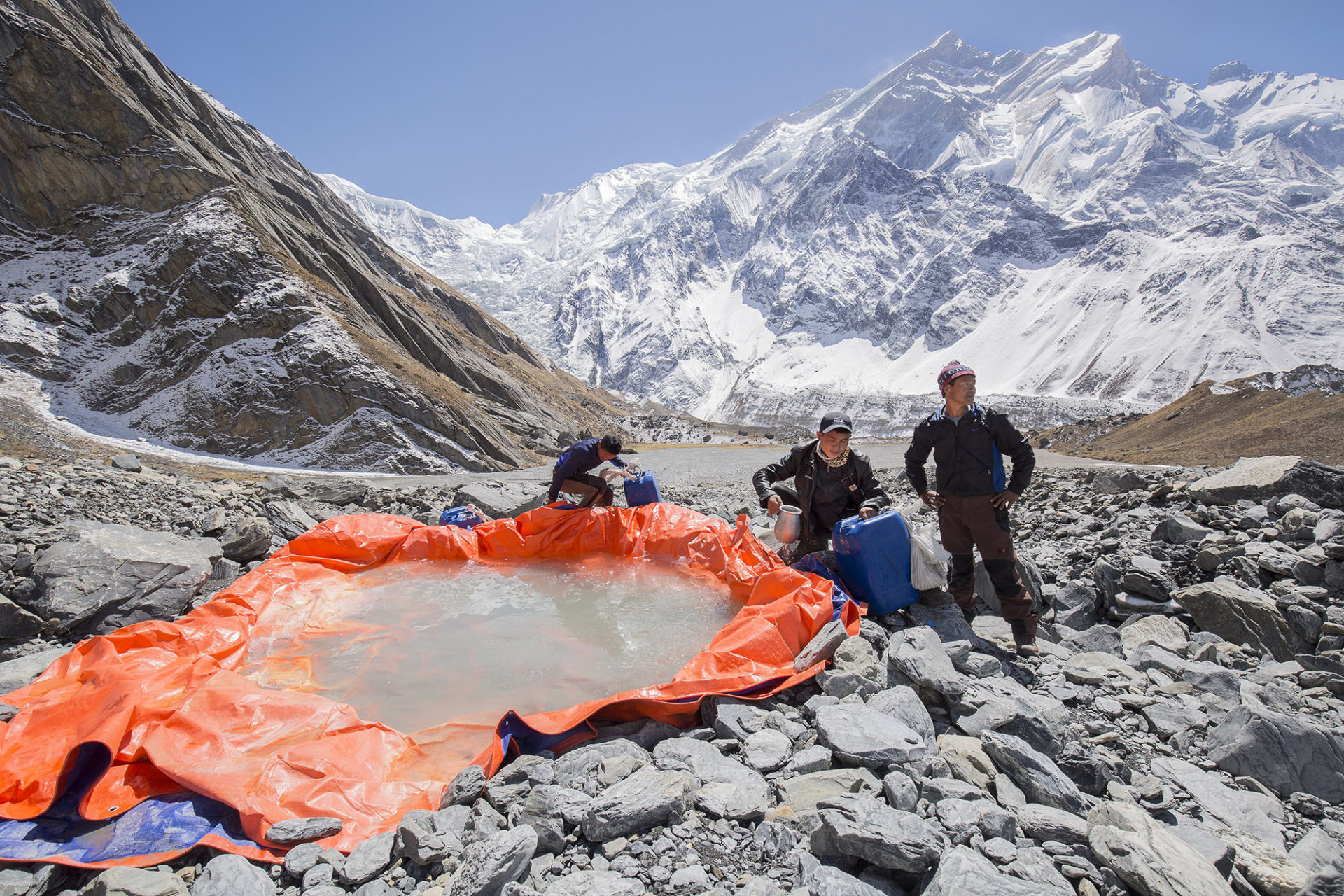 Sistema de recogida de agua creado por los Sherpas en el Annapurna 1