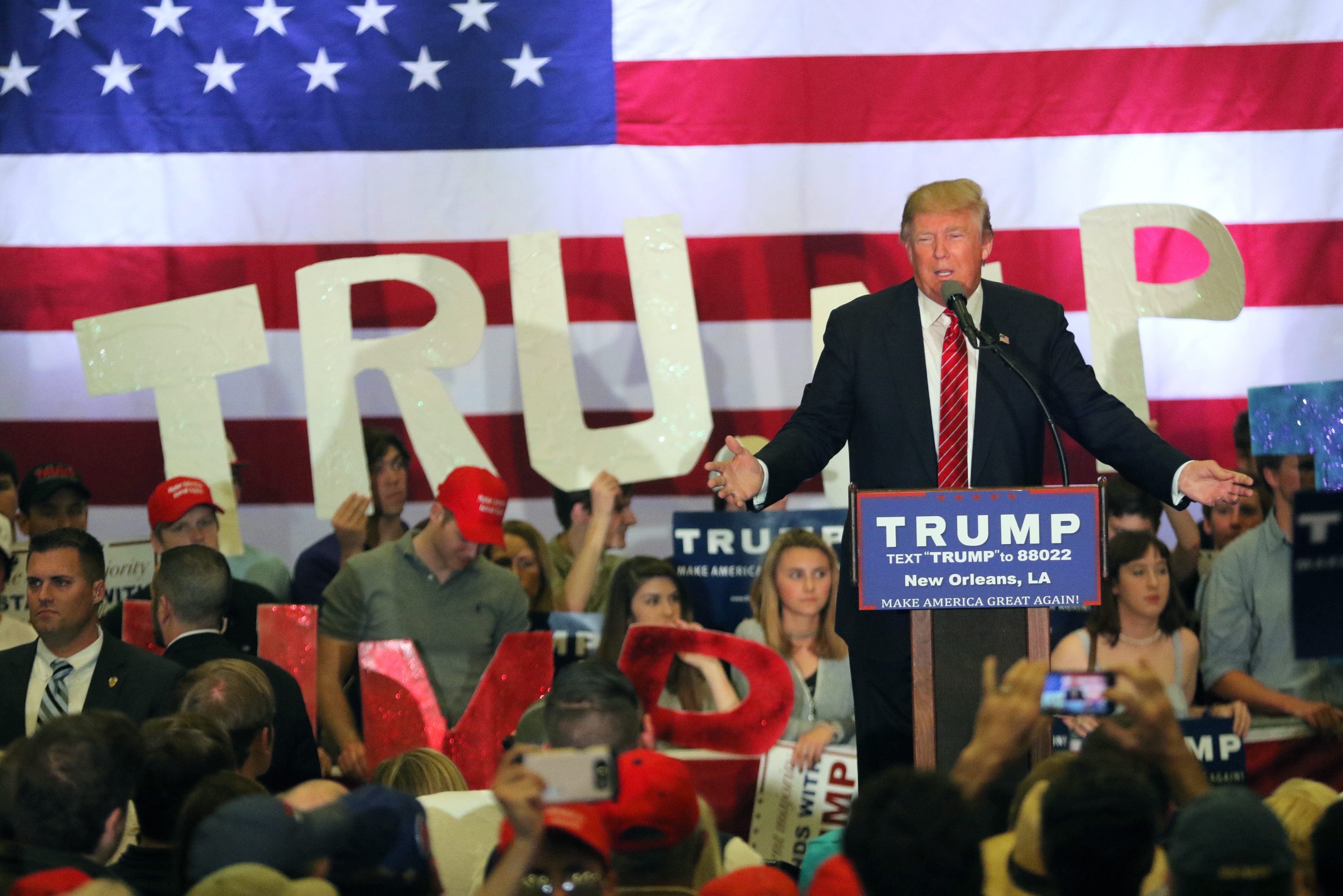 . New Orleans (United States), 04/03/2016.- US Republican Presidential candidate Donald Trump speaks to supporters during a rally at Lakefront Airport in New Orleans, Louisiana, USA, 04 March 2016. Louisiana will hold its primary elections on 05 March. (Elecciones, Estados Unidos) EFE/EPA/DAN ANDERSON Donald Trump campaigns in New Orleans, Louisiana