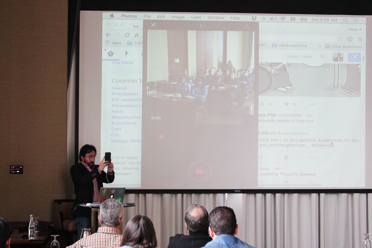 Diego Santos, director de twitter en Colombia, enseña a grabar un video de 30 segundos desde Twitter Fotografía de Diego Santos grabando un video desde Twitter