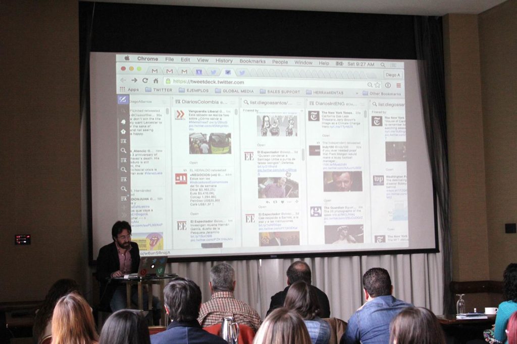 Diego Santos presentando Tweetdeck Fotografía de Diego Santos presentando Tweetdeck