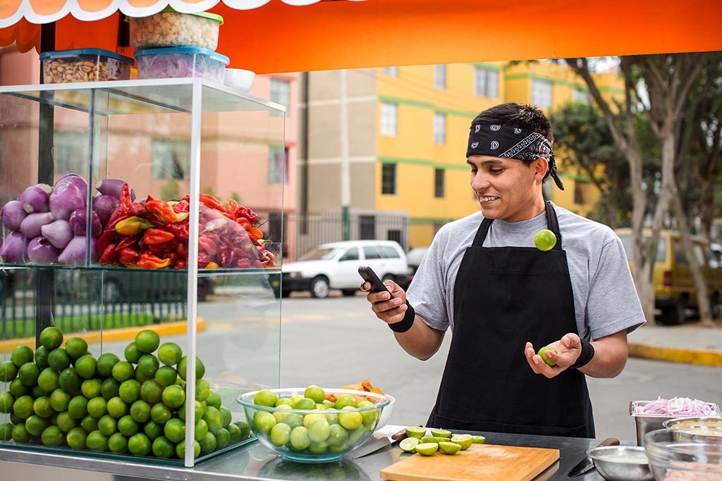 Fotografía del popular Ninja de los limones, imagen de BIM, la billetera móvil del Perú. El Ninja de los limones te enseña una nueva manera de mandar y recibir plata desde tu celular.