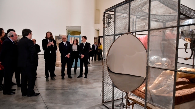 Francisco González y Rafael Pardo, presidente y drector de la Fundación BBVA y Rafael Pardo, director de la Fundación BBVA, escuchan las explicaciones de Jerry Gorovay, asistente de la artista y presidente de la Easton Foundation en la inauguración de la exposición Louise Bourgeois. Estructuras de la existencia: las Celdas. Imagen de Francisco González, presidente de BBVA en la inauguración de la exposición sobre Louise Bourgeois en el Museo Guggenheim Bilbao