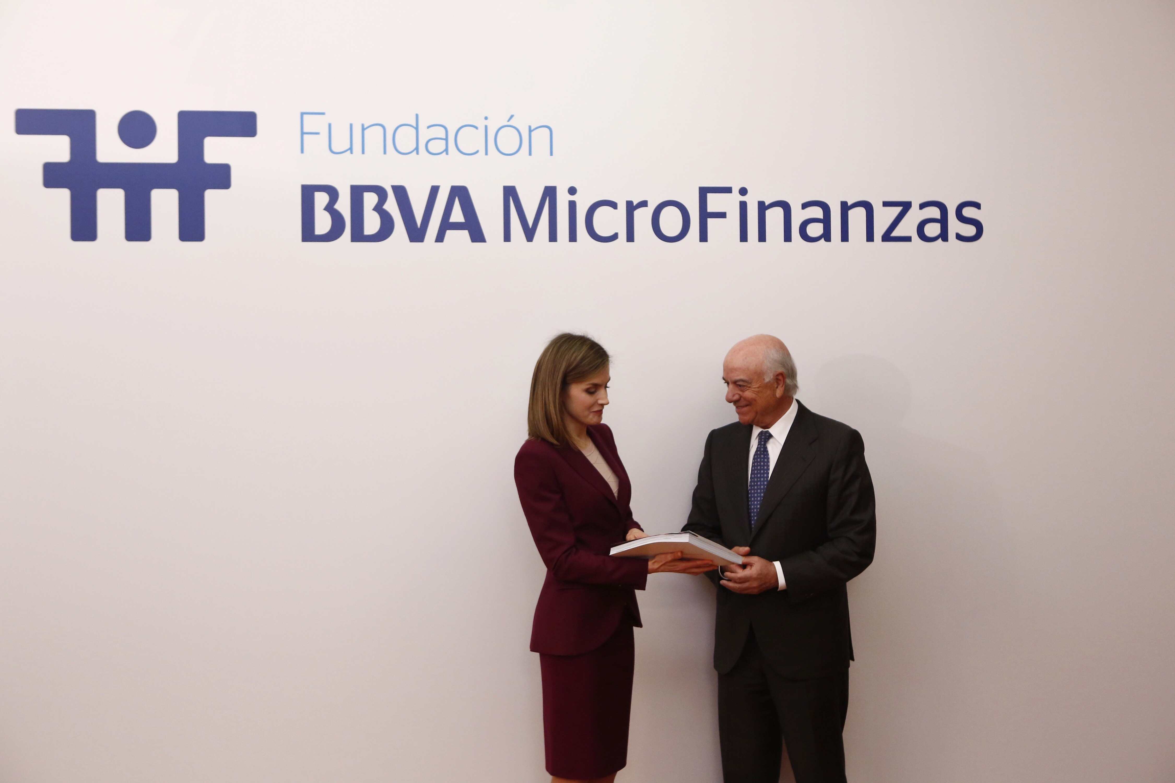 La Reina Letizia visita la Fundación Microfinanzas BBVA