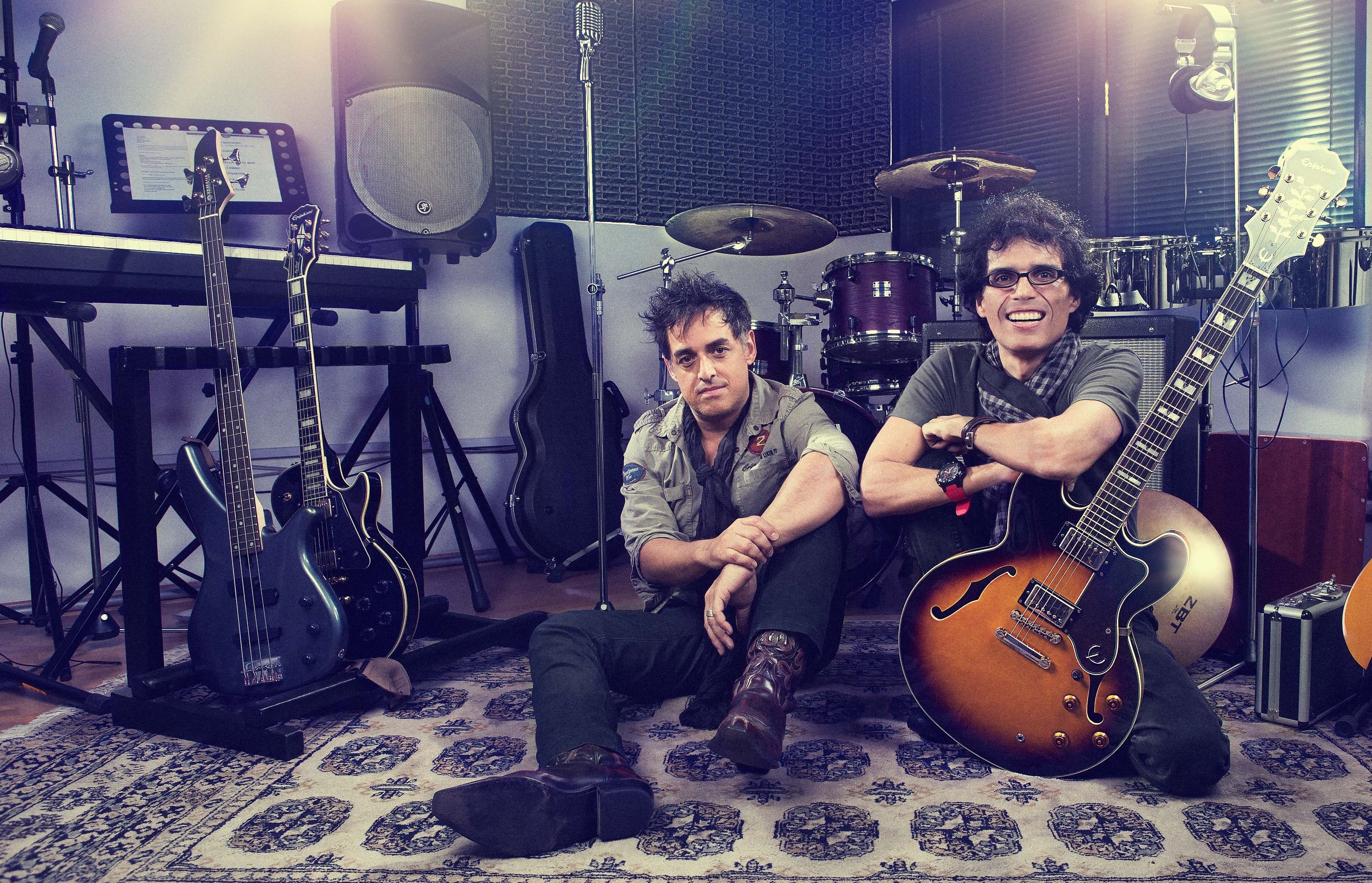 Fotografía de músicos Pelo Madueño y Pedro Suárez-Vértiz, figuras de Radio BBVA. Pelo Madueño y Pedro Suárez-Vértiz seleccionan música de artistas peruanos