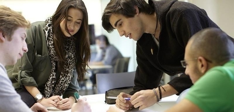 Estudiantes españoles. El gasto público en educación en España ha disminuido más de un 12% desde 2009, según un estudio de la Fundación BBVA y el Ivie. El gasto público en educación en España ha disminuido más de un 12% desde 2009, según un estudio de la Fundación BBVA y el Ivie.