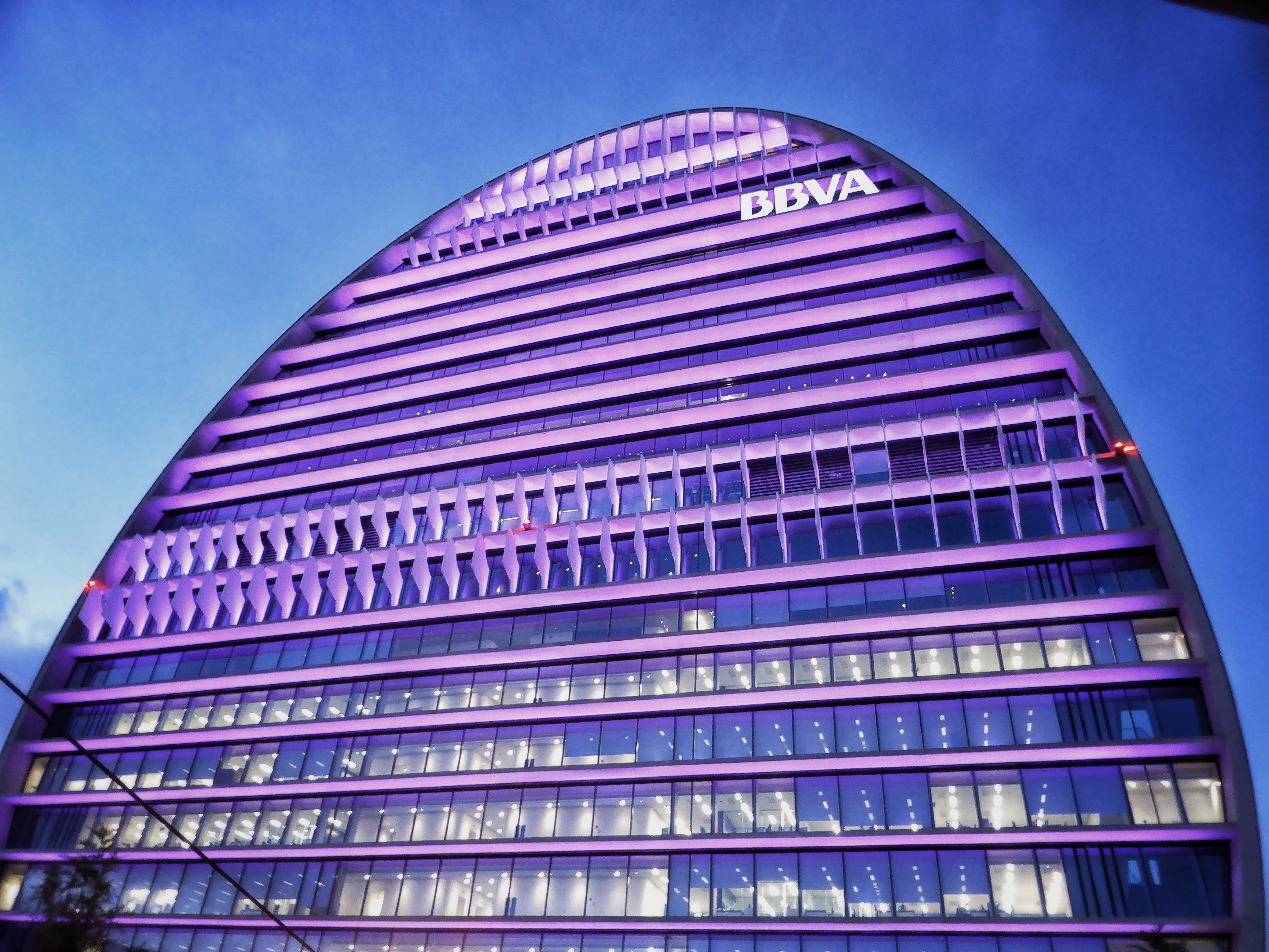 La Vela de BBVA se ilumina para conmemorar el Día Internacional de la Mujer Imagen de la Vela de BBVA iluminada para conmemorar el Día Internacional de la Mujer