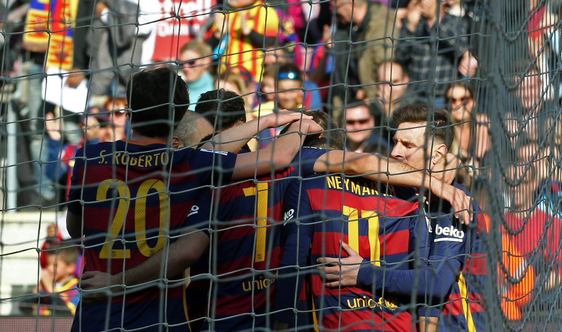 Los jugadores del FC Barcelona celebran el primer gol de su equipo ante el Getafe CF, durante el partido correspondiente a la vigésima novena jornada de Liga BBVA disputado en el Camp Nou de Barcelona. EFE/Toni Albir