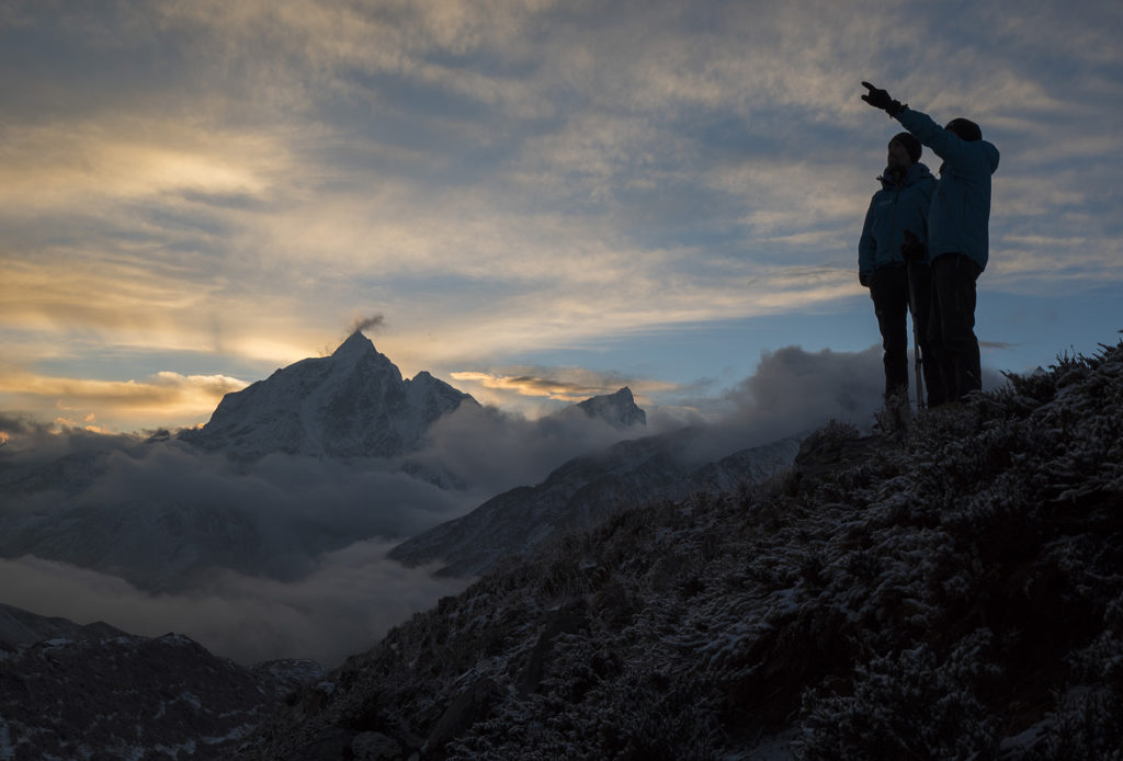 Fotografía de Carlos Soria oteando la ruta hacia el Island Peak durante la aclimatación