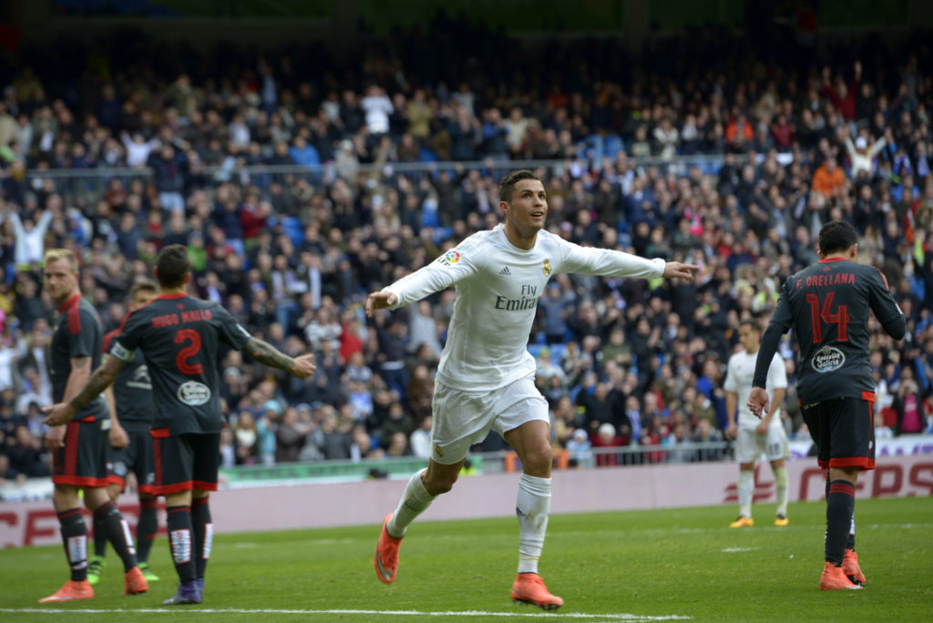 El delantero portugués del Real Madrid Cristiano Ronaldo celebra el cuarto gol que ha marcado frente al Celta de Vigo, el quinto del equipo, durante el partido de la vigésima octava jornada de la Liga de Primera División que se juega hoy en el estadio Santiago Bernabéu, en Madrid. EFE/Luca Piergiovanni